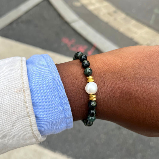 Bracelet Naïa en nacre irisée et acier doré, bijou artisanal Soléah porté au poignet.