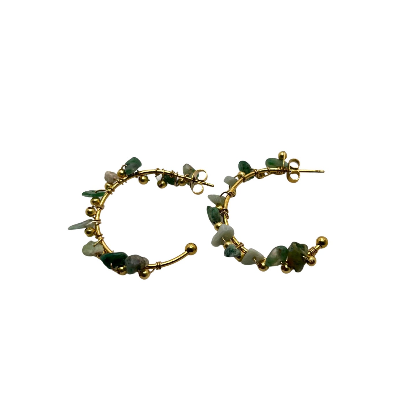 Boucles d’oreilles Althéa en jade vert et doré, créoles artisanales Soléah sur fond blanc.