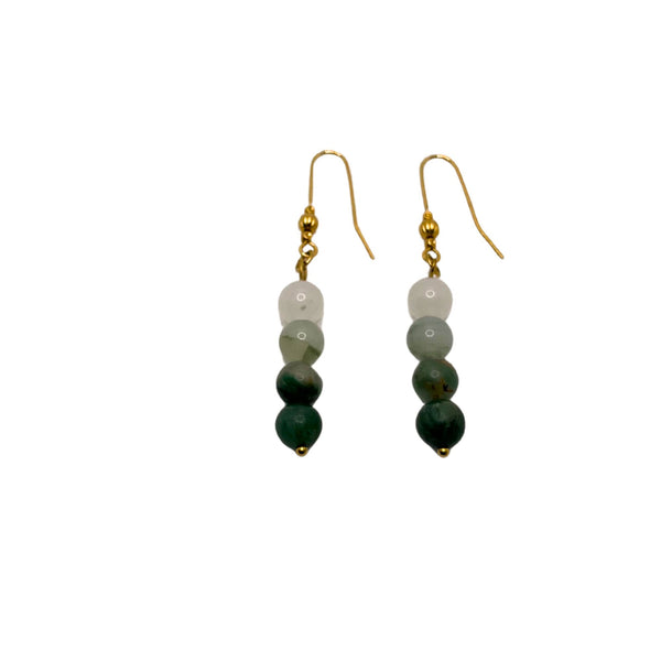 Boucles d’oreilles Lyra en jade vert et blanc, montées sur attaches dorées, bijou artisanal Soléah.