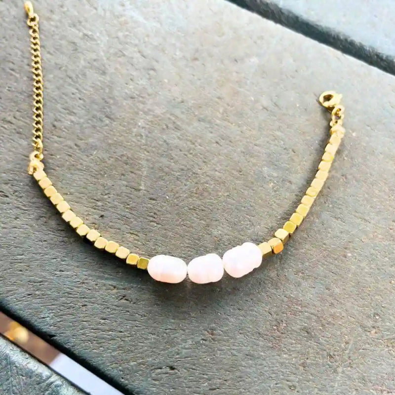 Bracelet Elara – Bijou artisanal en perles d’eau douce & perles dorées - SOLEAH studio