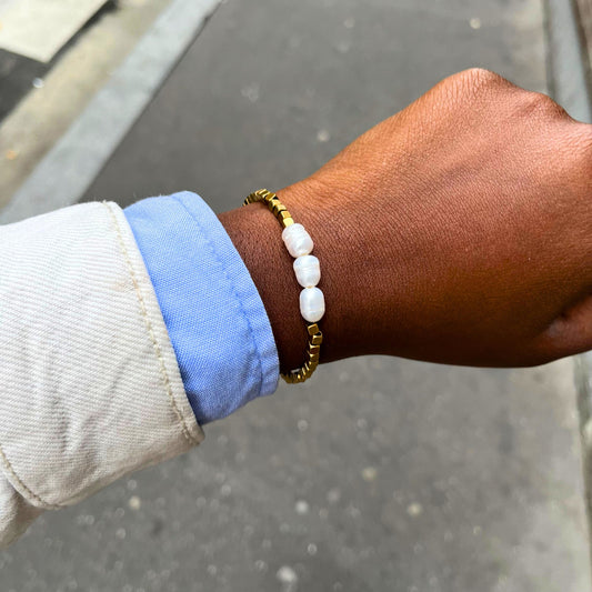 Bracelet Elara en perles d’eau douce et acier doré, bijou artisanal Soléah porté au poignet.