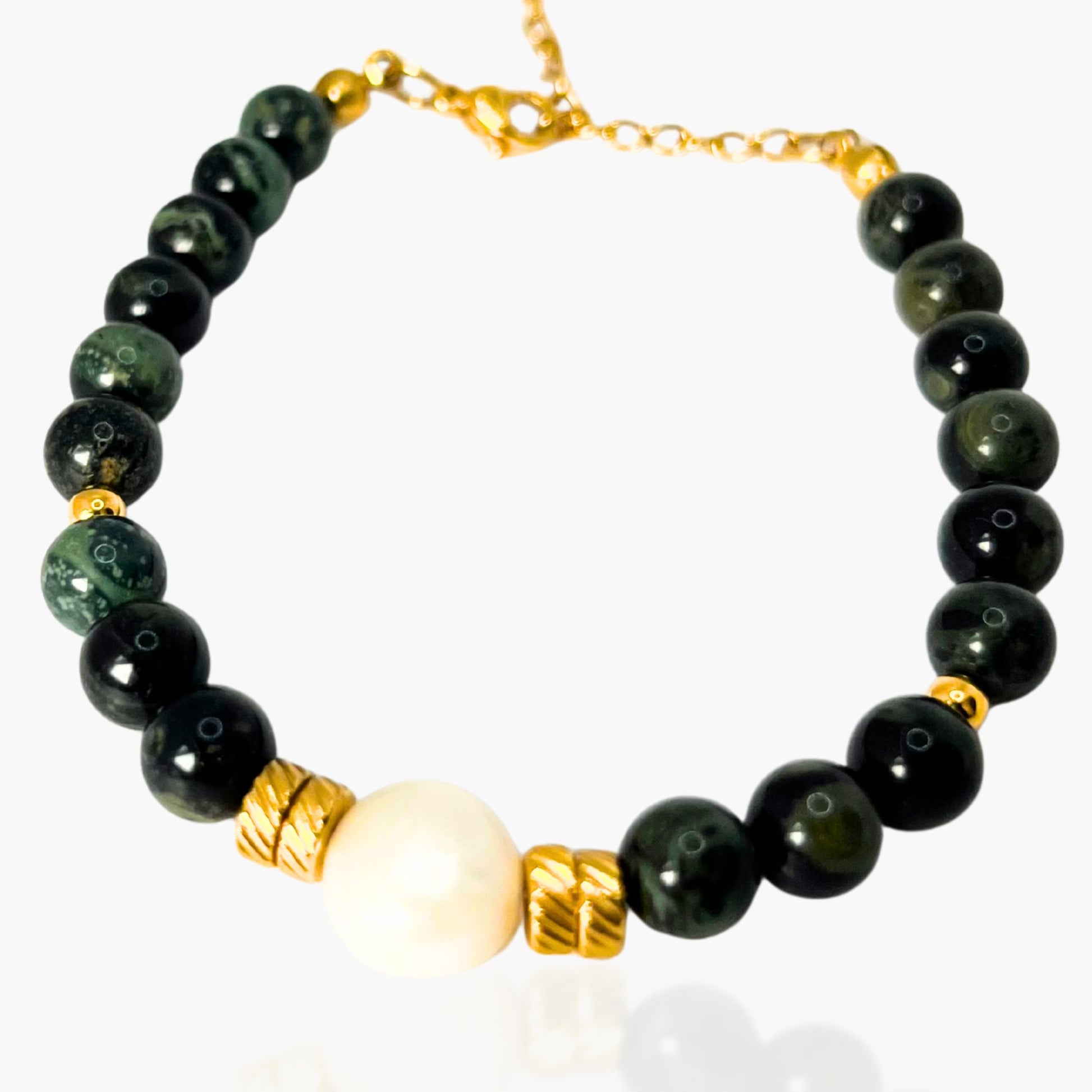 Bracelet Isya artisanal en jade vert et perle d’eau douce – bijou chic et spirituel fabriqué à Paris