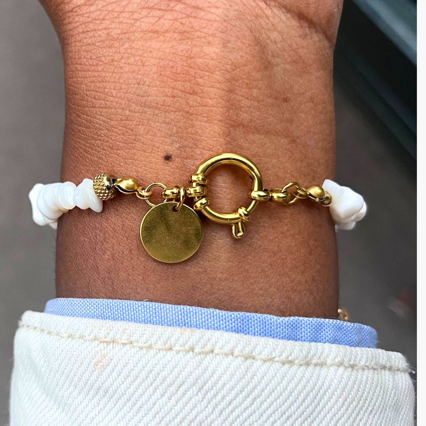Bracelet Naïa en nacre naturelle et acier doré, bijou artisanal Soléah avec fermoir rond élégant.
