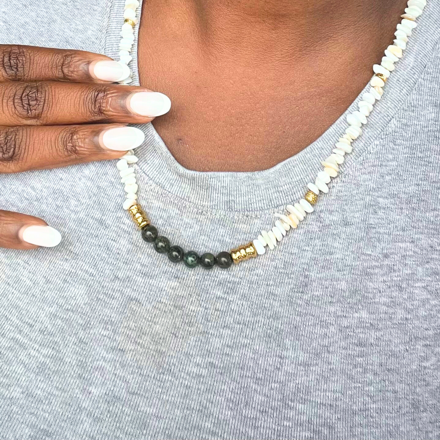 Collier Aurore porté – bijou artisanal chic et spirituel fabriqué à Paris