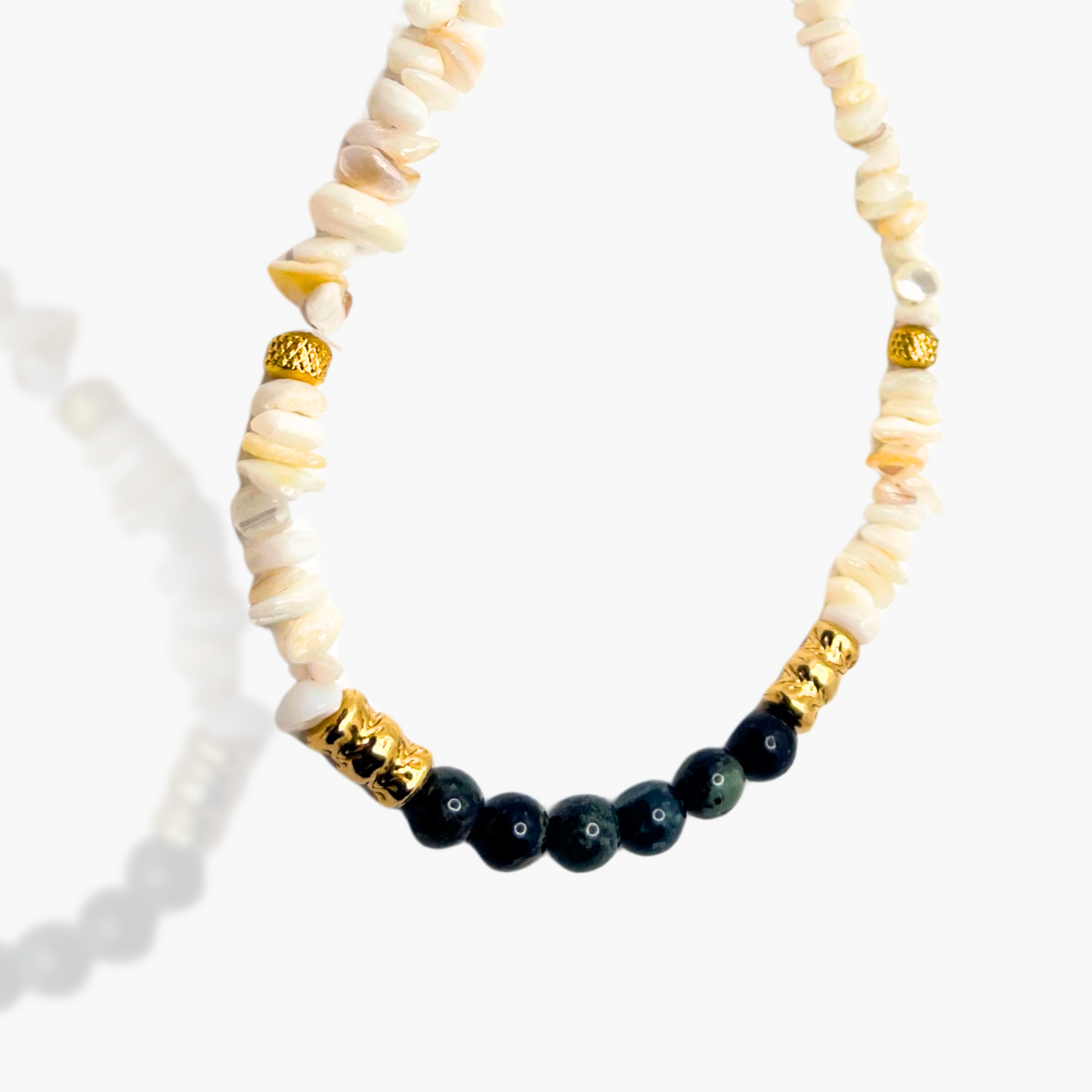 Détail du Collier Aurore – perles naturelles, pierres protectrices et finitions dorées