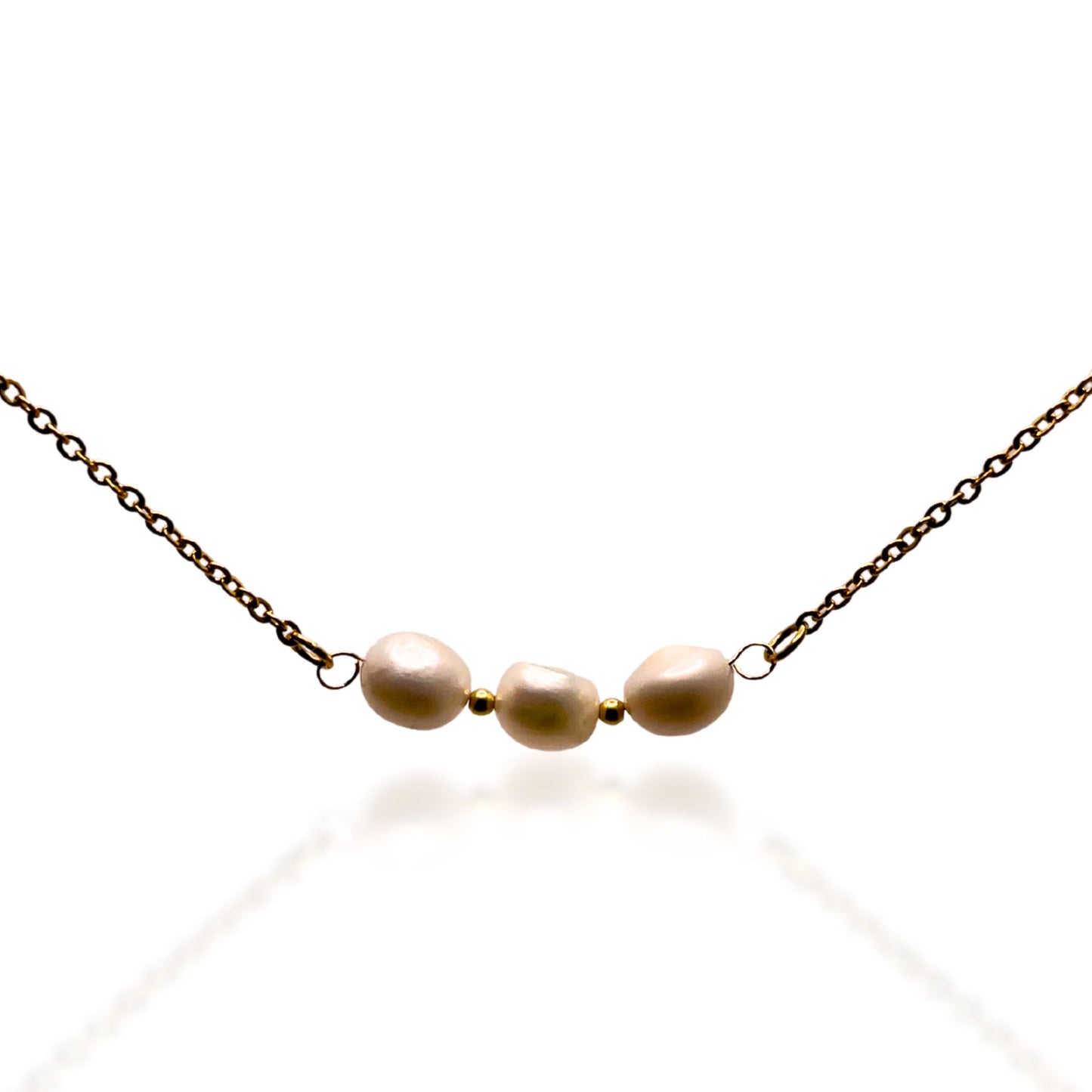 Collier Cassia en perles d’eau douce et chaîne dorée, bijou artisanal Soléah sur fond blanc.