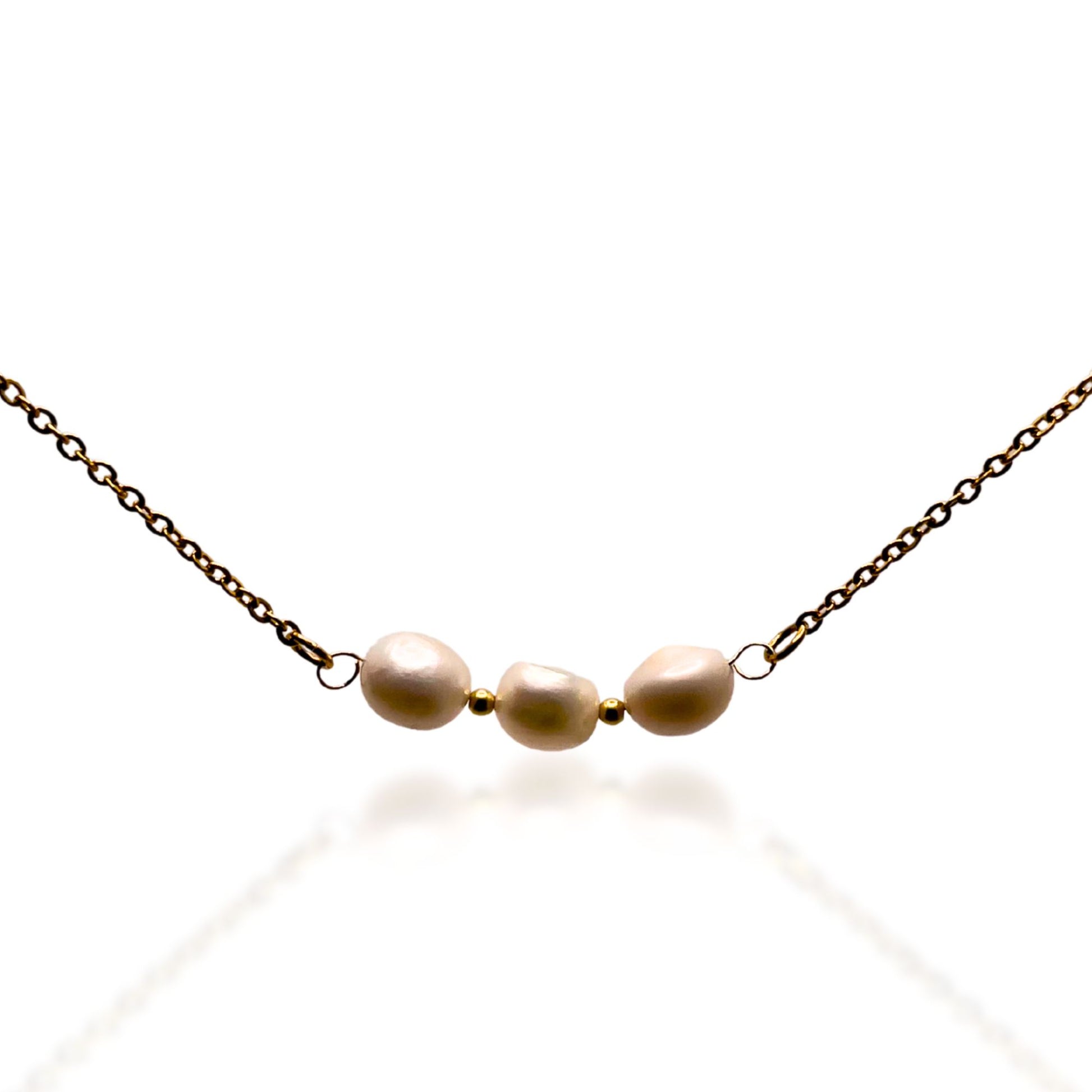 Collier Cassia en perles d’eau douce et chaîne dorée, bijou artisanal Soléah sur fond blanc.