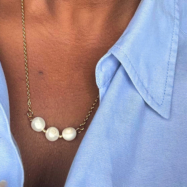 Collier Cassia porté, perles d’eau douce élégantes montées sur chaîne dorée, création Soléah.