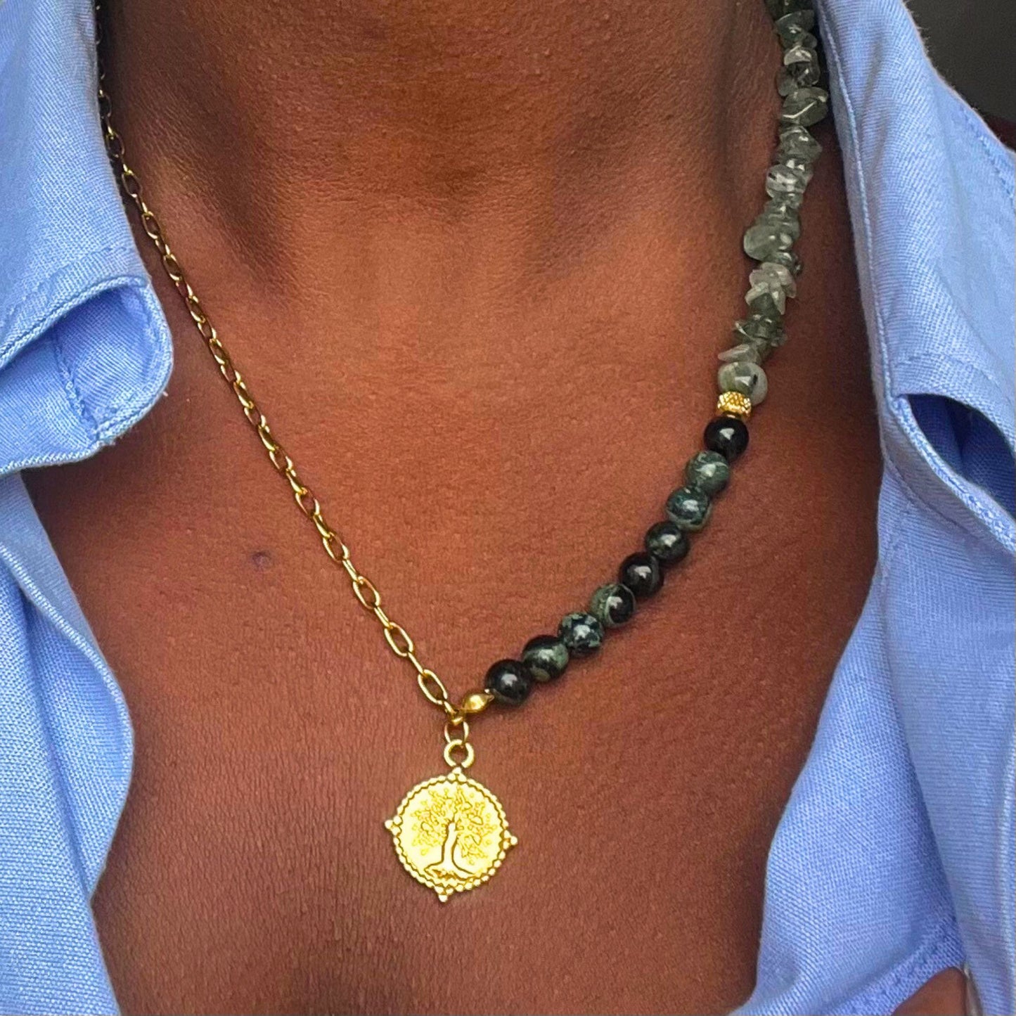 Bijou Élya en pierres naturelles agate et jade, chaîne dorée en acier inoxydable et médaille arbre de vie.