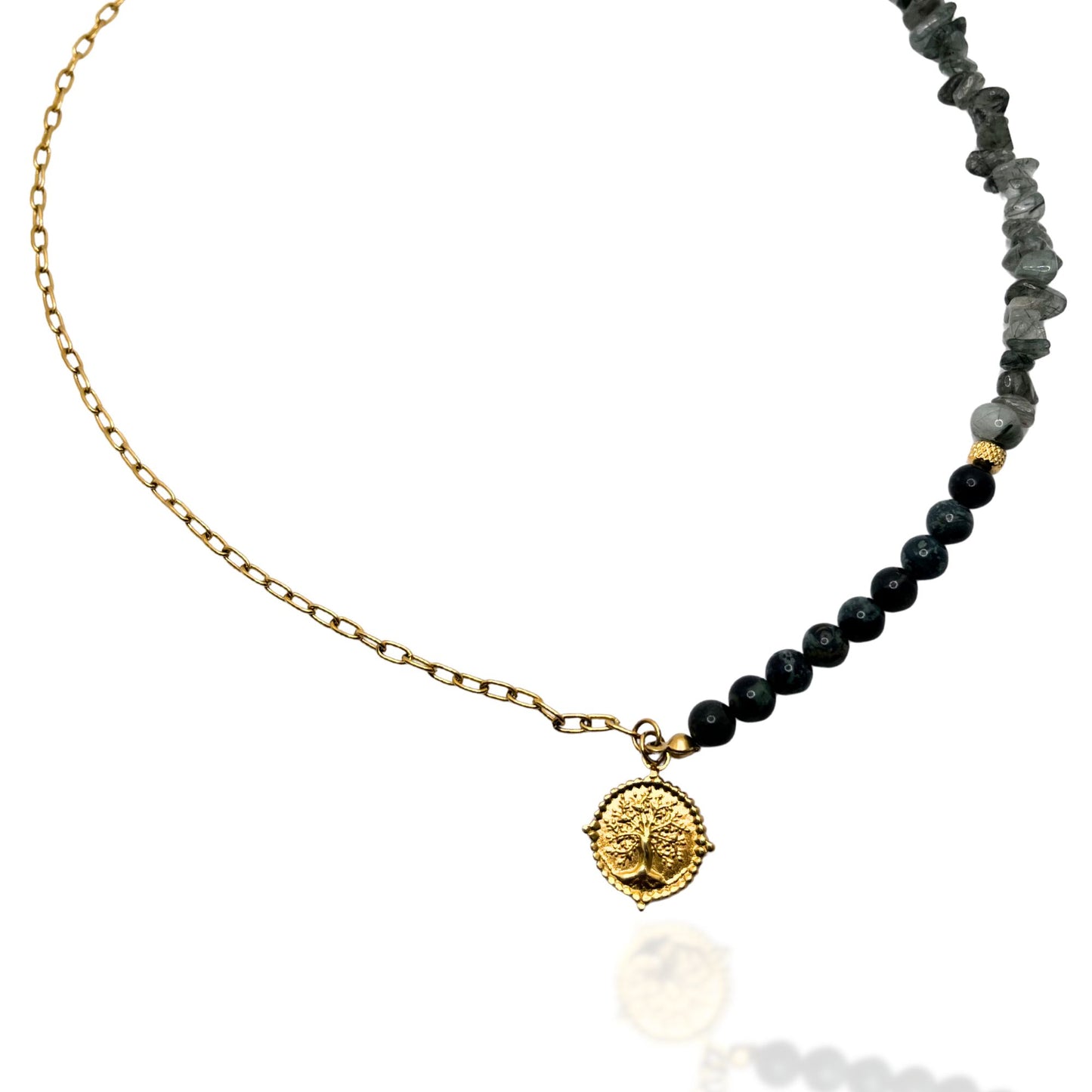 Détail du pendentif arbre de vie doré du collier Élya, bijou artisanal en agate et jade.