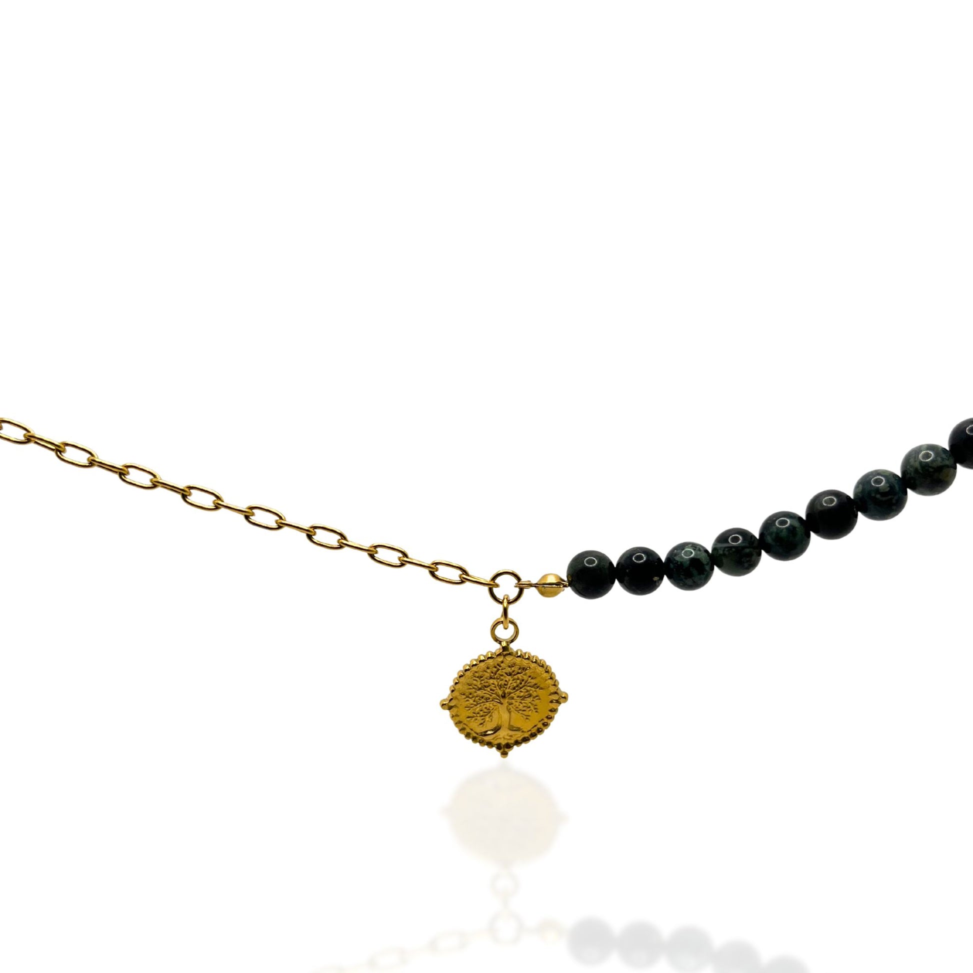 Collier Élya Soléah sur fond blanc, alliance de perles d’agate, jade et finitions dorées.