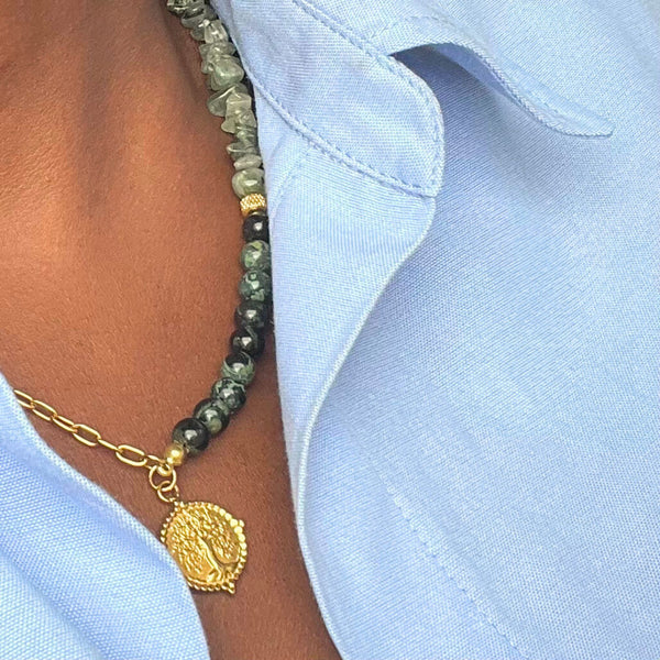Collier Élya en agate et jade porté avec élégance, création artisanale Soléah.