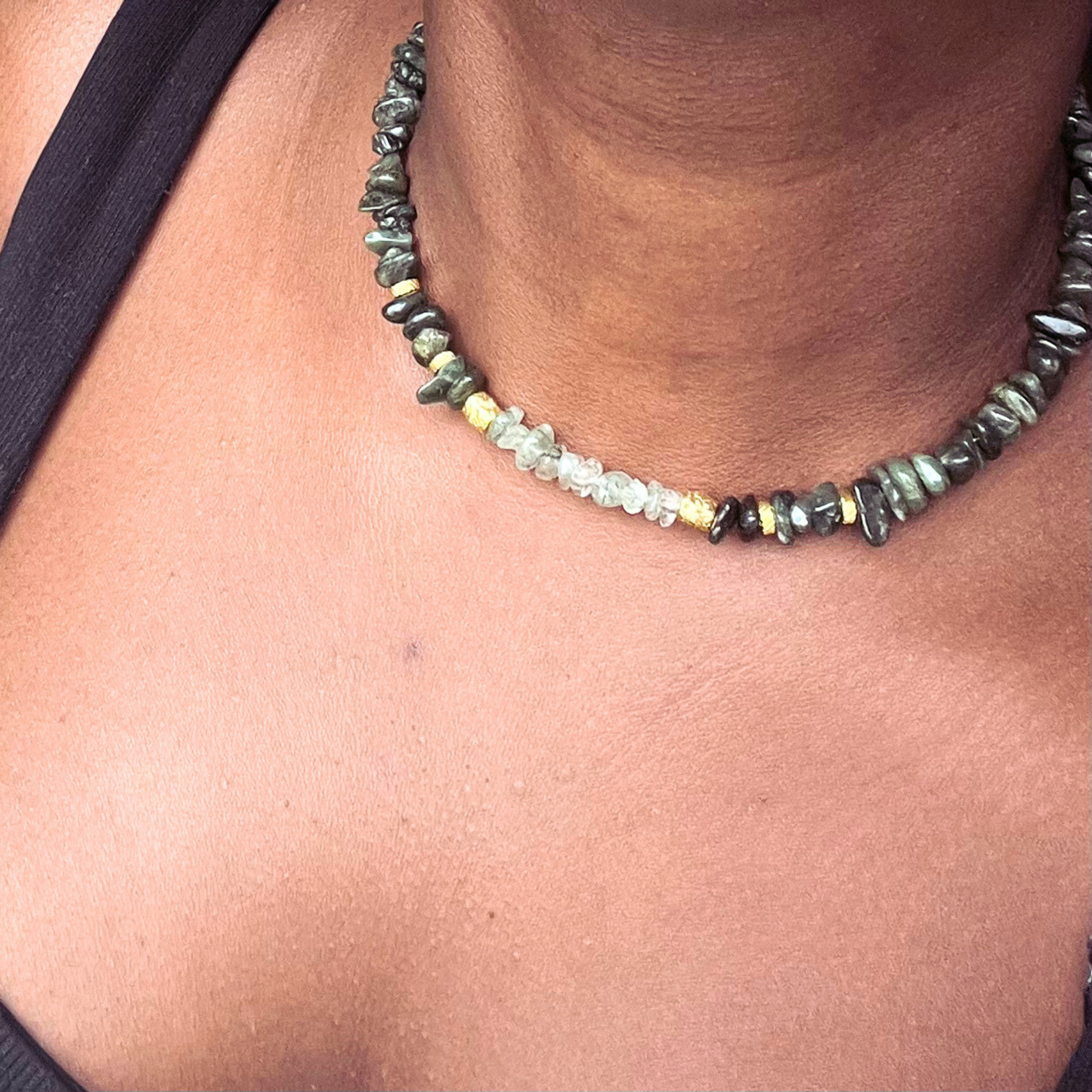 Collier Gaïa en agate porté – élégance parisienne et énergie spirituelle du jade